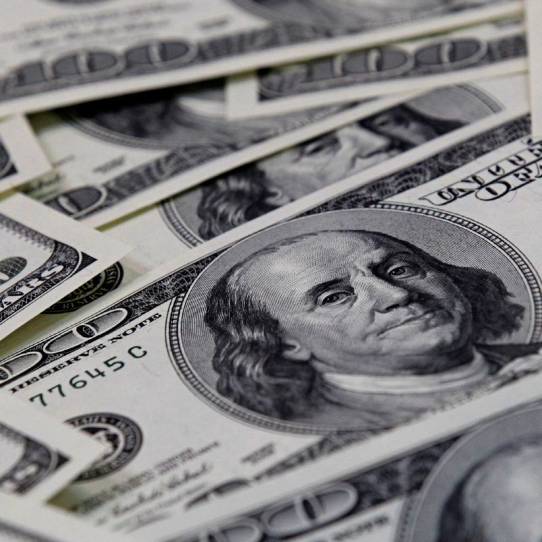 Dólar cai para R$ 5,54 com dados de desemprego nos