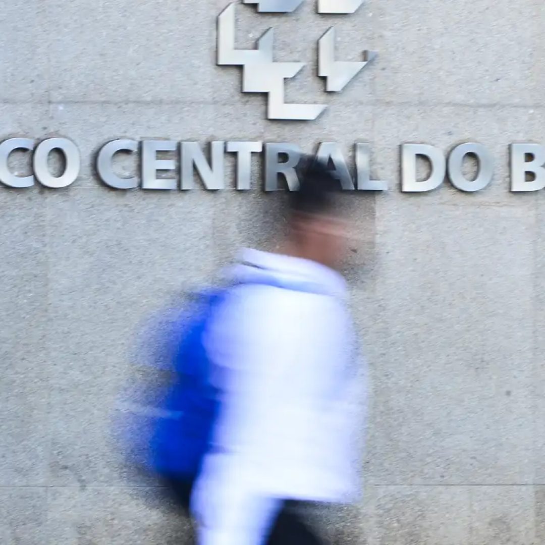 BC acompanha tarifaço e vê juro alto por tempo “bastante