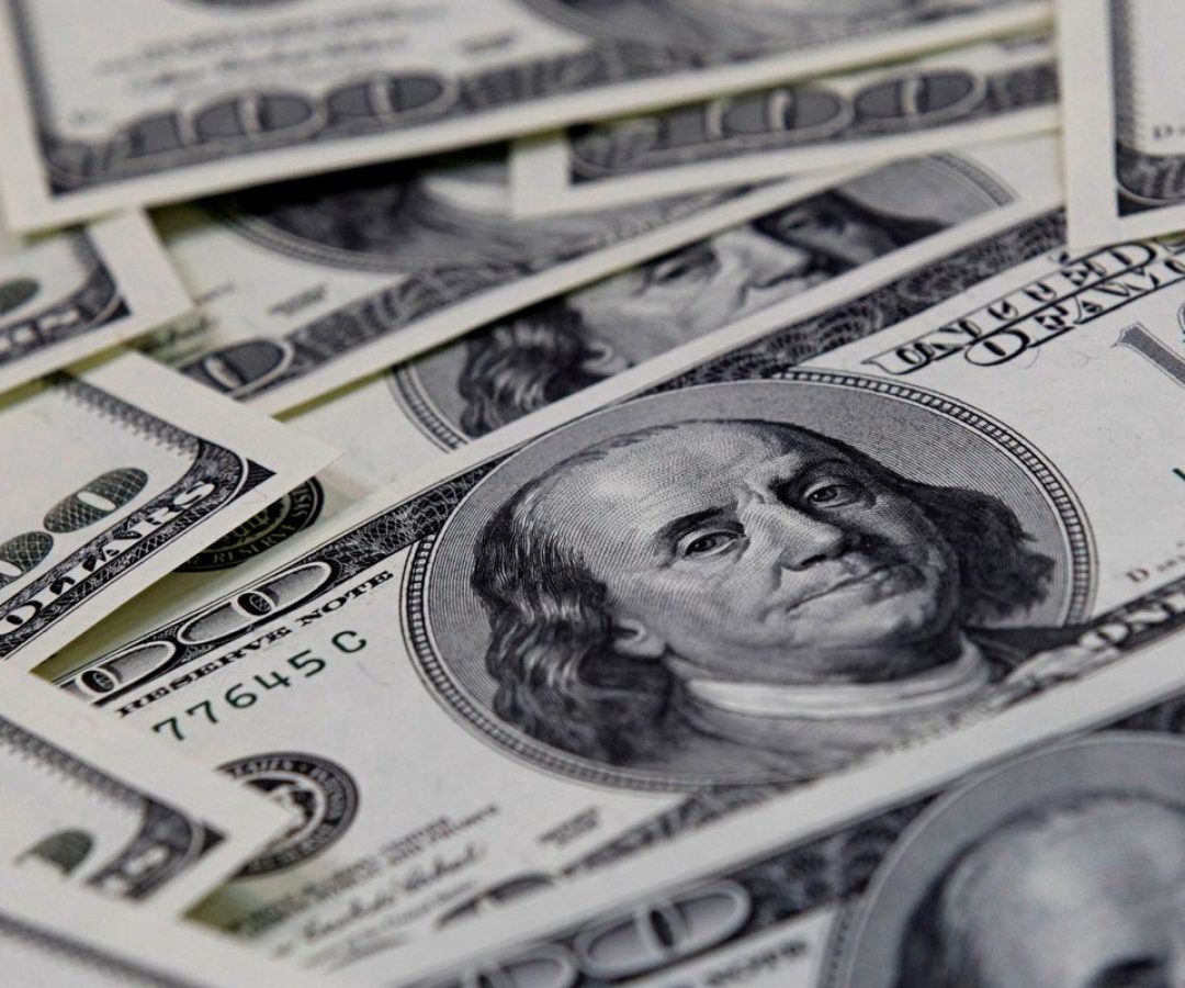 Dólar cai para R$ 5,54 com dados de desemprego nos