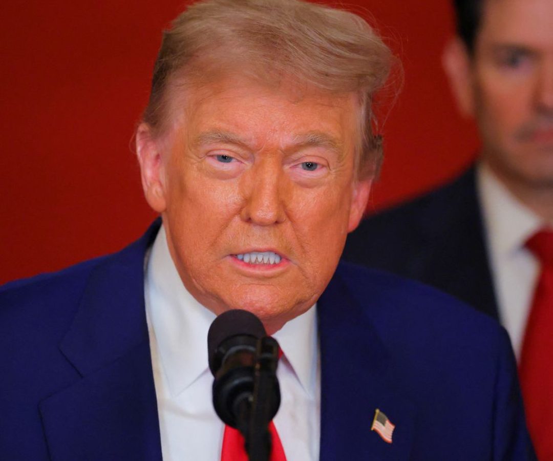 Trump assina tarifa de 50% e considera Brasil ameaça aos