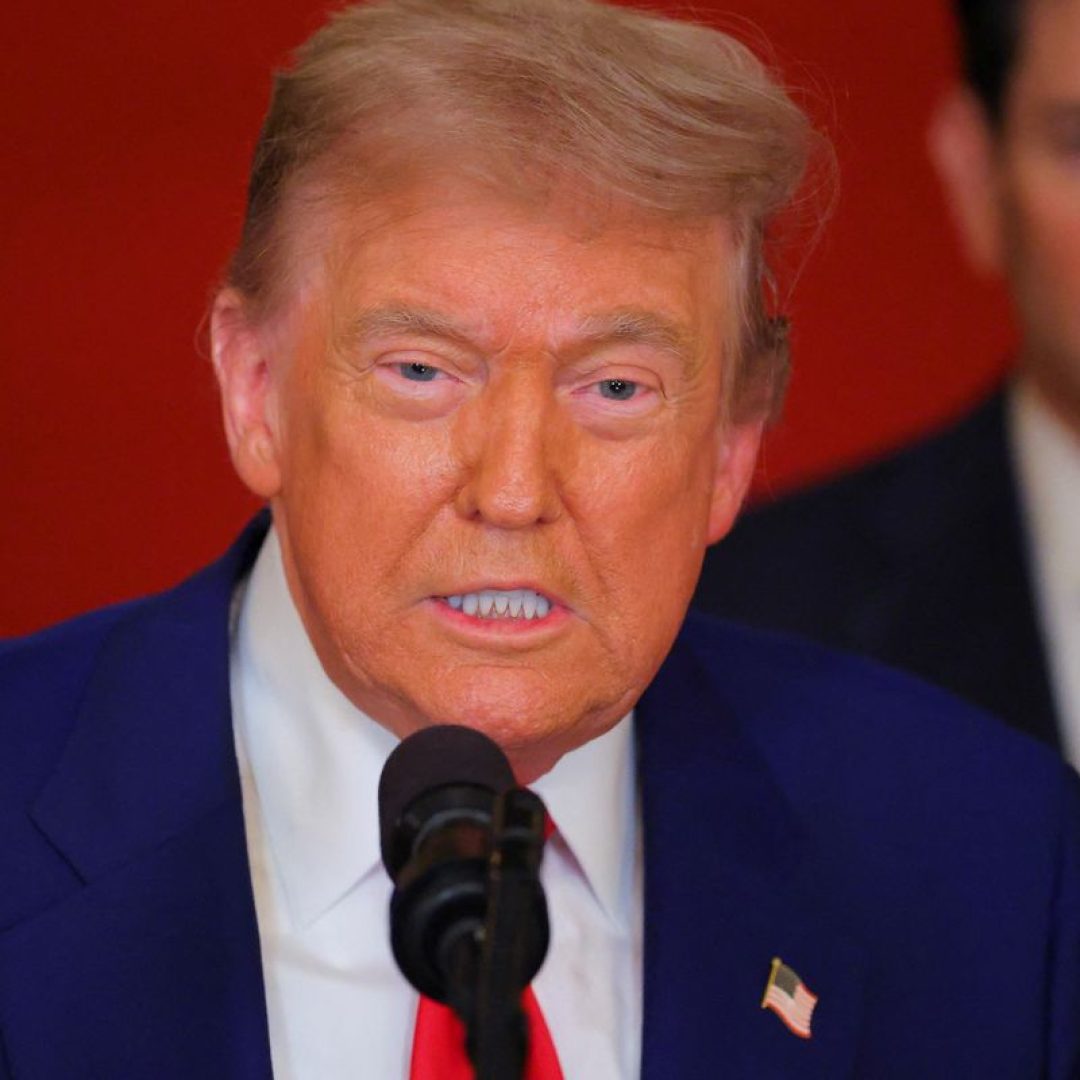 Trump assina tarifa de 50% e considera Brasil ameaça aos