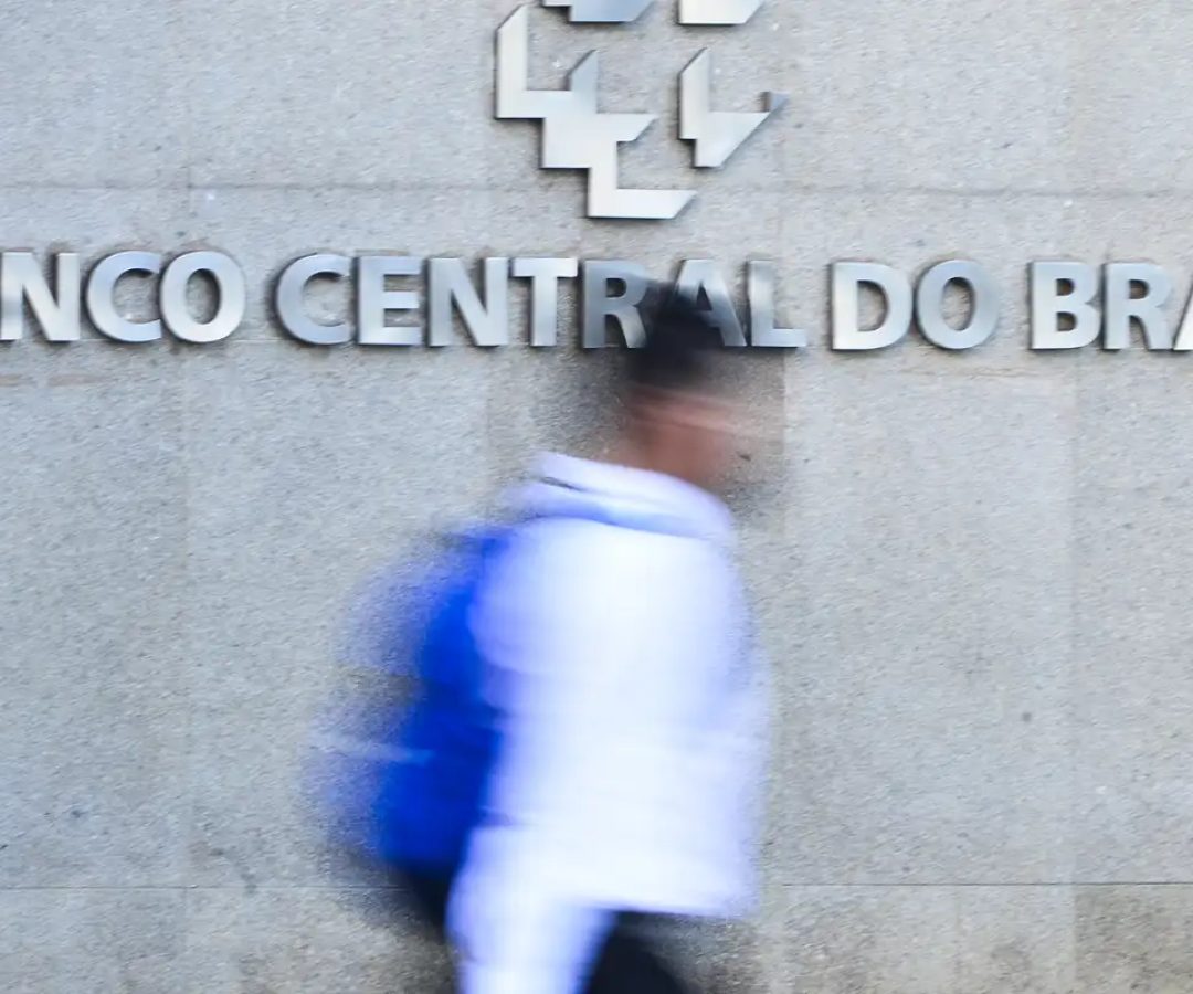 BC acompanha tarifaço e vê juro alto por tempo “bastante